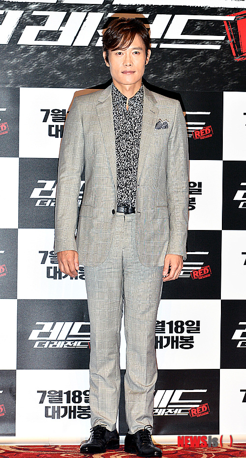 【서울=뉴시스】강진형 기자 = 배우 이병헌이 15일 오후 서울 광진구 자양동 롯데시네마 건대입구에서 열린 영화 '레드:더 레전드' 시사회에서 포토타임을 갖고 있다. 2013.07.15.&nbsp; marrymero@newsis.com