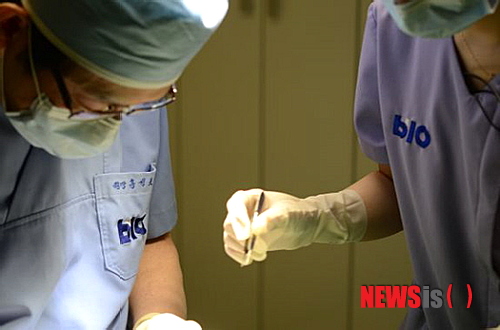 【서울=뉴시스】유희연 기자 = 15일 비오성형외과 눈성형센터 측에 따르면 안검하수로 인한 짝눈은 양쪽 눈의 모양이 다른 경우가 많아서 쌍꺼풀 수술을 하면 비대칭이 더 심해 보일 수 있다. 2013.07.15. (사진=비오성형외과 제공)&nbsp; lovely_jh@newsis.com 