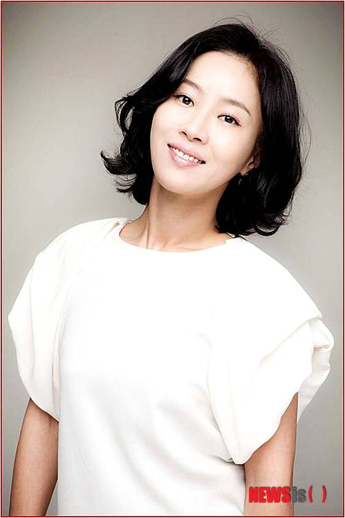 【서울=뉴시스】유상우 기자 = 탤런트 김희정(43)이 KBS 2TV 새 주말극 ‘왕가네 식구들’(극본 문영남·연출 진형욱)에 합류했다. 부모의 편애에 대한 자식들의 갈등을 담는 드라마다. 단아하면서도 지고지순한 ‘오순정’을 책임진다. 형부인 조성하(47)의 집에서 남편 없이 홀로 애를 키우며 살아간다. ‘왕가네 식구들’에는 오만석, 이윤지를 비롯해 나문희, 장용, 노주현, 김해숙, 오현경, 이태란 등이 출연한다. ‘최고다이순신’ 후속으로 8월31일 첫 방송 예정이다. 한편, 김희정은 하반기 개봉 예정인 영화 ‘짓’에도 등장한다. swryu@newsis.com