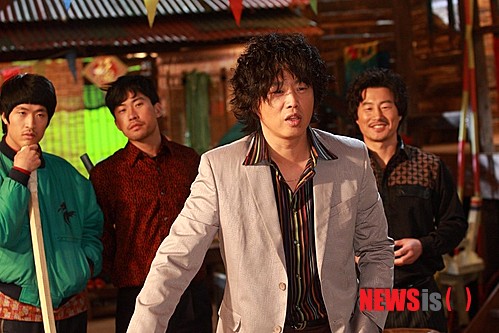 【서울=뉴시스】김정환 기자 = 영화배우 김희원(42)이 10년 연하와 열애 중이다. 영화 ‘미스터 고’(감독 김용화)에 출연한 김희원은 16일 “일반인 여자친구와 10개월째 사귀고 있다”고 밝혔다. “그동안은 일하는 것이 좋아서 여자친구를 사귀지 않았지만 이제는 일만큼 사랑도 중요하다”는 것이다. “여자친구가 9일 코엑스 메가박스에서 열린 ‘미스터 고’ VIP시사회에 참석했다”면서 “정말 재미있다고 좋아해줘서 기뻤다”고 전했다. 결혼계획에 대해서는 “아직은…”이라고 답했다. 김희원은 ‘아저씨’ ‘마이웨이’에 이어 세 번째 영화인 ‘미스터 고’에서 중국 옌볜의 룡파 서커스단 ‘단장’(변희봉)이 남기고 죽은 막대한 빚을 손녀 ‘웨이웨이’(쉬자오)로부터 대신 받아내기 위해 야구하는 고릴라 ‘링링’을 빼앗으려 하는 사채업자 ‘림 샤오강’을 열연했다. ace@newsis.com