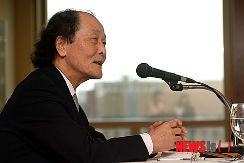 【서울=뉴시스】고범준 기자 = 작가 조정래가 16일 오전 서울 중구 프레스센터 외신기자클럽에서 열린 장편소설 '정글만리' 출간기념 기자간담회에서 취재진 질문에 답하고 있다. 2013.07.16.&nbsp;&nbsp; bjko@newsis.com