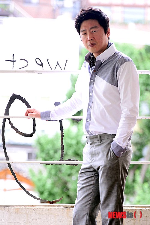 【서울=뉴시스】전신 기자 = 영화 '미스터 고'의 배우 김희원이 16일 오전 서울 삼청동 한 카페에서 인터뷰 전 포즈를 취하고 있다. 2013.07.16. photo1006@newsis.com