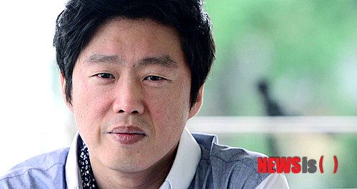 【서울=뉴시스】전신 기자 = 영화 '미스터 고'의 배우 김희원이 16일 오전 서울 삼청동 한 카페에서 인터뷰 전 포즈를 취하고 있다. 2013.07.16. photo1006@newsis.com