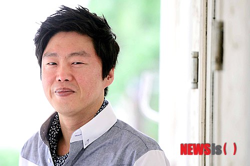 【서울=뉴시스】전신 기자 = 영화 '미스터 고'의 배우 김희원이 16일 오전 서울 삼청동 한 카페에서 인터뷰 전 포즈를 취하고 있다. 2013.07.16. photo1006@newsis.com