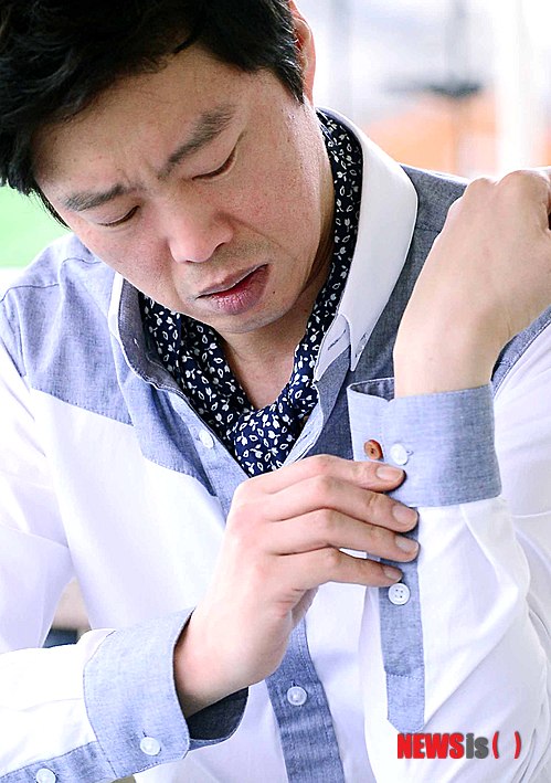 【서울=뉴시스】전신 기자 = 영화 '미스터 고'의 배우 김희원이 16일 오전 서울 삼청동 한 카페에서 인터뷰 전 포즈를 취하고 있다. 2013.07.16. photo1006@newsis.com