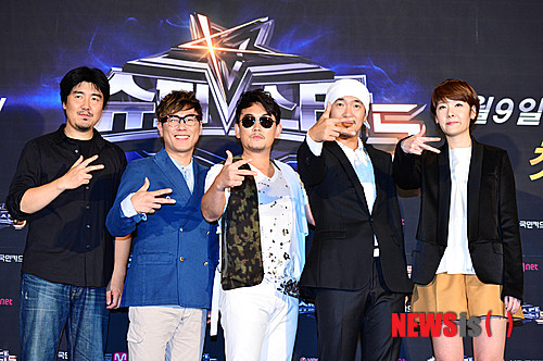 【서울=뉴시스】박문호 기자 = 16일 오전 서울 종로구 중학동 광화문아펠가모에서 열린 Mnet슈퍼스타K5 리턴즈 제작발표회에서 김기웅(왼쪽부터) CP, 가수 윤종신, 이승철, 이하늘, 이선영 PD가 포즈를 취하고 있다. 2013.07.16.&nbsp; go2@newsis.com 