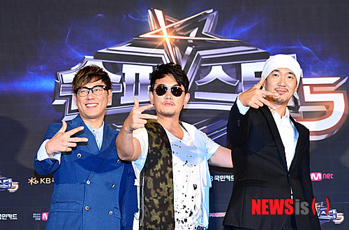 【서울=뉴시스】박문호 기자 = 16일 오전 서울 종로구 중학동 광화문아펠가모에서 열린 Mnet슈퍼스타K5 리턴즈 제작발표회에서 가수 윤종신(왼쪽부터), 이승철, 이하늘이 포즈를 취하고 있다. 2013.07.16.&nbsp; go2@newsis.com 