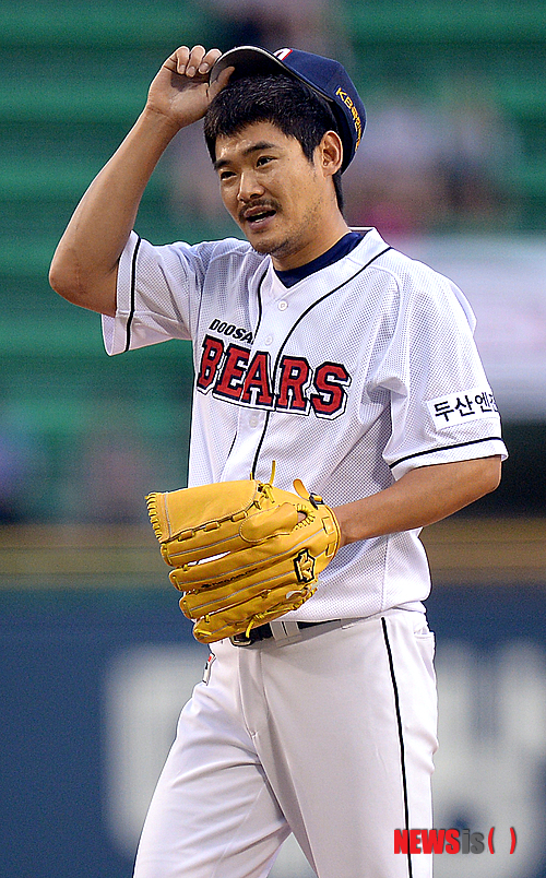 【서울=뉴시스】김인철 기자 = 16일 오후 서울 잠실야구장에서 열린 2013 한국야쿠르트 세븐 프로야구 두산 베어스와 NC 다이노스의 경기에서 1회말 2사 상황 NC 나성범이 볼넷 판정을 받자 두산 선발 노경은이 아쉬워하고 있다. 2013.07.16. yatoya@newsis.com