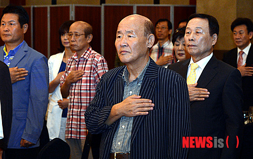 【서울=뉴시스】박상훈 기자 = 전두환 전 대통령 자택 압수수색이 진행된 16일 오후 서울 강남구 프리마 호텔 그랜드볼룸에서 '독도지킴 연예인클럽 긴급기자회견'에 참석한 전두환 전 대통령 닮은꼴 연예인 박용식씨가 국민의례를 하고 있다. 2013.07.16. hyalinee@newsis.com