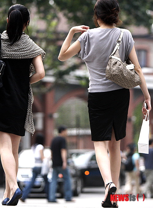 【서울=뉴시스】이성미의 ‘新연애학’ <16> 직장인 C씨는 얼마 전 사귀는 여성이 한 얘기를 듣고 고민에 빠져있습니다. 30대 초반의 그녀는 대기업에 다니는데, C씨와 맞먹는 연봉을 받는 능력있는 여성입니다. 결혼정보회사 선우 커플매니저 www.couple.net