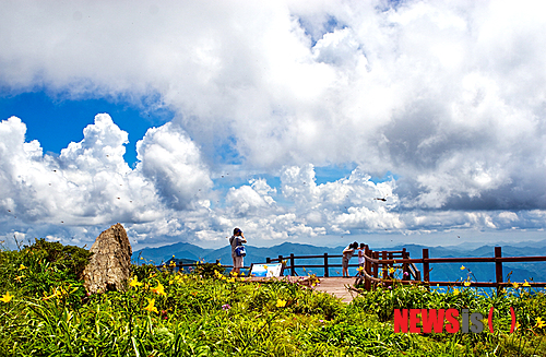【광주=뉴시스】류형근 기자 = 국립공원관리공단 지리산국립공원남부사무소는 여름성수기인 20일부터 다음달 11일까지 23일 동안 노고단 정상 탐방예약제를 실시한다고 17일 밝혔다. 사진은 노고단 정상에서 바라본 하늘. 2013.07.17. (사진=지리산국립공원남부사무소 제공)&nbsp; hgryu77@newsis.com 