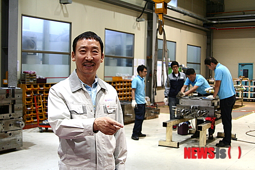 【광주=뉴시스】배상현 기자 = 지난 9일 광주시 북구 대촌동 광주첨단과학산업단지 내 입주기업인 우성정공의 박화석 대표가 이중사출금형 기술에 대해 설명을 하고 있다. 2013.07.17.&nbsp;&nbsp; praxis@newsis.com