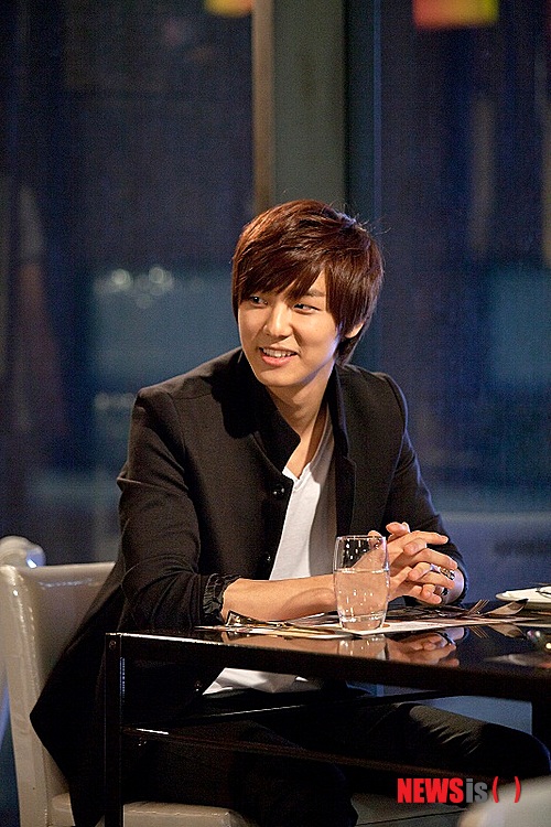 【서울=뉴시스】박영주 기자 = 그룹 ‘씨엔블루’ 멤버 강민혁(22)이 SBS TV ‘왕관을 쓰려는 자, 그 무게를 견뎌라-상속자들’에 캐스팅됐다.&nbsp; 선한 인성에 행복지수가 높은 ‘윤찬영’역이다.&nbsp; 매니지먼트사 FNC뮤직은 “같은 그룹 멤버 정용화가 출연하려고 했지만 아쉽게 함께하지 못하게 됐다. 강민혁이 맡은 역할은 정용화가 물망에 올랐던 인물과 다르지만 그의 이미지에 맞는 새로운 매력을 발산할 것”이라고 기대했다.&nbsp; ‘상속자들’은 부유층 고교생들의 사랑과 우정을 그린다. ‘온에어’ ‘시크릿가든’의 극작가 김은숙(40)씨의 신작이다. 이민호(26) 박신혜(23) 김우빈(24) 최진혁(28) 등이 출연한다.&nbsp; 10월께 방송 예정이다.&nbsp; gogogirl@newsis.com