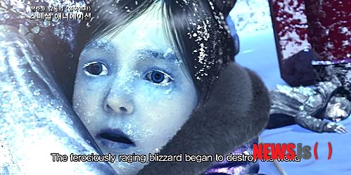 【서울=뉴시스】박영주 기자 = 봉준호(44) 감독의 할리우드 데뷔작 ‘설국열차’가 4분짜리 프리퀄 애니메이션 풀버전을 포털사이트 다음과 모바일을 통해 공개했다.&nbsp; ‘설국열차’는 빙하기가 닥치고, 열차가 노아의 방주가 된 지 17년 후에서 시작된다. 스페셜 애니메이션은 영화에 등장하지 않는, 열차 출발 당시의 상황을 담고 있다.&nbsp; 17년 전 빙하기는 어떻게 도래했는지, 사람들은 어떻게 열차에 올라탔는지, 애니메이션은 영화의 배경에 해당하는 설정을 3D로 실감나게 보여준다.&nbsp; 지구온난화의 해결책으로 환영 받던 CW-7 살포가 실패로 돌아가자 지상의 모든 것이 얼어붙기 시작한다. 열차에 올라타면 살 수 있다는 소식을 들은 사람들이 유일한 생명선인 열차에 오르기 위해 몰려든다. 열차 안과 밖을 경계로 갈라진 삶과 죽음의 경계, 죽은 이들을 뒤로 한 채 열차는 달리고, 17년 후 영화는 시작된다.&nbsp; 땅에서 태어나 열차에 올라 탄 세대가 아니라 열차에서 태어난 트레인 제너레이션을 대표하는 ‘요나’ 고아성(21)의 목소리로 17년 전 그 날의 긴박하고 처참한 상황을 전한다.&nbsp; 새로운 빙하기, 인류 마지막 생존지역인 열차 안에서 억압에 시달리던 꼬리칸 사람들의 멈출 수 없는 반란을 담은 영화 ‘설국열차’는 8월1일 개봉한다.&nbsp; gogogirl@newsis.com