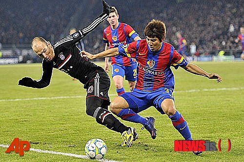 【바젤=AP/뉴시스】박주호(26)가 독일 분데스리가 마인츠05와 2년 계약을 체결했다. 사진은 박주호가 지난해 2월23일 오전 4시45분(한국시간) 스위스 바젤 세인트 야콥 파크에서 열린 바이에른 뮌헨과의 2011~2012 UEFA 챔피언스리그 16강전 1차전에서 아르연 로벤과 볼다툼을 하고 있는 모습. 