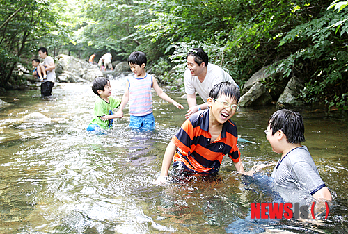 【서산=뉴시스】박상록 기자 = ‘백제의 미소’로 불리는 마애여래삼존상(국보 제84호) 주변에 위치한 충남 서산시 운산면 용현리의 용현계곡이 여름 피서지로 인기를 끌고 있다. 17일 용현계곡을 찾은 피서객들이 물놀이를 즐기고 있다. 2013.07.18 (사진=서산시 제공) park2223@newsis.com