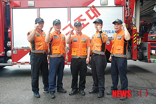 【수원=뉴시스】김도란 기자 = 학교 옥상에서 투신자살 하려던 고등학생을 출동한 소방관이 가까스로 구조했다. 사진은 지난 지난 15일 오후 2시께 경기 수원의 한 고등학교에서 송모(19)군이 투신자살하려던 순간 극적으로 구조한 수원소방서 119구조대 (왼쪽부터) 유우식(44) 소방장, 서명재(37) 소방사, 지종완(44) 소방위, 이석환(32) 소방교, 정민교(32) 소방사. (사진 = 수원소방서 제공) photo@newsis.com