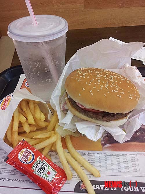 【서울=뉴시스헬스/뉴시스】 일반 버거킹 매장에서 판매되는 버거킹 와퍼 세트. 이새하 기자 lovesaeha@newsishealth.com