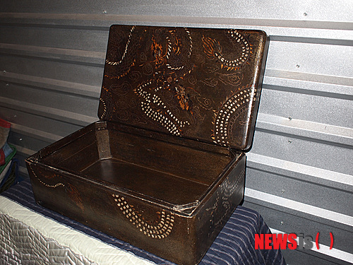 【뉴욕=뉴시스】노창현 특파원 = 최근 뉴욕 메트로폴리탄 박물관에서 임금의 곤룡포를 보관하는 ‘용장식 대례복함’이 발견된데 이어 뉴욕의 골동품 수집가가 유사한 의복함을 갖고 있는 사실이 18일 밝혀졌다. 고미술품 수집가 윤원형씨가 소장한 이 의복함은 두 마리의 용이 여의주를 향해 날아드는 형상에 크기도 비슷하고 용의 발톱이 4개인 사조룡(四爪龍)인 것도 동일하다. 다만 용의 형상과 표현 양식이 다르고 색상이 투박하며 장식도 화려함이 덜했다. 윤씨는 메트뮤지엄의 곤룡포함은 조선 후기에 제작됐지만 자신의 소장품은 초중기에 만들어진 것이어서 용무늬 문양이 바랜 상태라며 재질이 거북이 등껍질과 상어가죽으로 돼 있어 그 가치가 더욱 높다고 주장했다. 2013.07.18. <사진=뉴욕한국일보 제공>&nbsp; robin@newsis.com