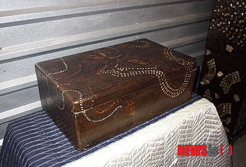 【뉴욕=뉴시스】노창현 특파원 = 최근 뉴욕 메트로폴리탄 박물관에서 임금의 곤룡포를 보관하는 ‘용장식 대례복함’이 발견된데 이어 뉴욕의 골동품 수집가가 유사한 의복함을 갖고 있는 사실이 18일 밝혀졌다. 고미술품 수집가 윤원형씨가 소장한 이 의복함은 두 마리의 용이 여의주를 향해 날아드는 형상에 크기도 비슷하고 용의 발톱이 4개인 사조룡(四爪龍)인 것도 동일하다. 다만 용의 형상과 표현 양식이 다르고 색상이 투박하며 장식도 화려함이 덜했다. 윤씨는 메트뮤지엄의 곤룡포함은 조선 후기에 제작됐지만 자신의 소장품은 초중기에 만들어진 것이어서 용무늬 문양이 바랜 상태라며 재질이 거북이 등껍질과 상어가죽으로 돼 있어 그 가치가 더욱 높다고 주장했다. 2013.07.18. <사진=뉴욕한국일보 제공>&nbsp; robin@newsis.com