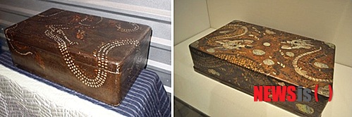 【뉴욕=뉴시스】노창현 특파원 = 최근 뉴욕 메트로폴리탄 박물관에서 임금의 곤룡포를 보관하는 ‘용장식 대례복함’이 발견된데 이어 뉴욕의 골동품 수집가가 유사한 의복함을 갖고 있는 사실이 18일 밝혀졌다. 고미술품 수집가 윤원형씨가 소장한 이 의복함은 두 마리의 용이 여의주를 향해 날아드는 형상에 크기도 비슷하고 용의 발톱이 4개인 사조룡(四爪龍)인 것도 동일하다. 다만 용의 형상과 표현 양식이 다르고 색상이 투박하며 장식도 화려함이 덜했다. 윤씨는 메트뮤지엄의 곤룡포함은 조선 후기에 제작됐지만 자신의 소장품은 초중기에 만들어진 것이어서 용무늬 문양이 바랜 상태라며 재질이 거북이 등껍질과 상어가죽으로 돼 있어 그 가치가 더욱 높다고 주장했다. 왼쪽이 윤씨 소장품, 오른쪽은 메트뮤지엄의 용장식 대례복함. 2013.07.18. <사진=Newsroh.com 제공>&nbsp; robin@newsis.com