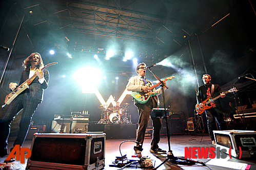 【서울=뉴시스】이재훈·오제일 기자 = 여름 록페스티벌 전쟁이 제2라운드에 돌입했다.&nbsp; '2013 인천 펜타포트 록 페스티벌'과 ,'2013 지산 월드 락 페스티벌'이 2일 오후 인천 송도국제도시 23호 공원과 경기 이천 지산 포레스트 리조트에서 개막했다.&nbsp; 두 페스티벌 모두 4일까지 계속된다. '펜타포트록페스티벌'에는 국내외 70여개팀, '지산월드락페스티벌'에는 국내외 80여개팀이 출연한다.&nbsp; 올해로 8회째를 맞이한 '펜타포트 록 페스티벌'은 국내 록페스티벌의 원조로 통한다. 올해 5개 대형 록페스티벌 중 라인업이 비교적 약하다는 평을 받고 있다. 그러나 매년 믿고 찾는 마니아들이 있는만큼, 안정된 출연진을 꾸렸다.&nbsp; 16년만인 지난해 원년 멤버들로 재결성한 록그룹 '들국화'(전인권·최성원·주찬권)가 2일 첫 번째날 헤드라이너로 나선다. 그룹 '원더걸스' 멤버 예은, 김바다, 록밴드 '게이트플라워'의 기타리스트 염승식이 이들과 협업 무대를 꾸민다. 이르면 9월 발매 예정인 신곡도 공개할 가능성이 크다. 이와 함께 이날 LA메탈의 산 증인이자 역사로 통하는 '스키드 로'를 비롯해 '쉬스 건(She's Gone)'으로 유명한 미국 밴드 '스틸하트', 일렉트로닉 록 밴드 듀오 '더 빅 핑크' 등이 출연한다.&nbsp; 둘째날 헤드라이너로는 1990년대 브릿팝의 아이콘인 밴드 '스웨이드'가 낙점됐다. 1993년 셀프타이틀 앨범으로 데뷔한 스웨이드는 1990년 영국 록스타일을 만든 주인공으로 통한다. 11년만인 최근 발매해 호평을 받고 있는 정규 앨범 '블러드스포츠(Bloodsports)' 수록곡과 히트곡을 들려준다.&nbsp; 최근 내놓은 정규 9집 '릴 임펄스(REEL IMPULSE)'로 전성기의 기량을 과시 중인 윤도현의 록밴드 'YB', 데뷔 10주년을 맞이한 포스트 하드코어밴드 '스토리 오브 더 이어', 몽환적인 사운드가 인상적인 '글라스베가스', 엠넷 '슈퍼스타K 4' 준우승팀 '딕펑스' 등도 이날의 주인공이다.&nbsp; 3년여 만인 지난 2월 재결합한 미국 팝펑크 밴드의 대명사 '폴 아웃 보이'가 셋째 날 피날레를 장식한다. 2001년 미국 일리노이주에서 결성된 폴아웃보이는 '슈거 위아 고잉 다운(Sugar We're Goin' Down), '디스 에인트 신, 이츠 언 암스 레이스(This Ain't a Scene, It's an Arms Race)' 등 화끈한 사운드로 인기를 끌어왔다. 2009년부터 활동을 중단, 해체설에 휘말리기도 했다. 최근 영국 팝스타 엘턴 존 등이 참여한 정규 5집 '세이브 록&롤(Save Rock And Roll)'로 공백을 깨고 건재를 과시했다.&nbsp; 강렬한 사운드가 인상적인 영국 개러지 밴드 '블러드 레드 슈즈', 가수 존 박의 '폴링'을 작곡한 앤디 플래츠가 속한 애시드 재즈밴드 '마마스 건', 그리고 '스토리 오브 더 이어' 등도 이날 무대를 장식한다.&nbsp; '펜타포트록페스티벌'은 메인 무대인 '펜타포트 스테이지' '드림 스테이지' 외에 다양한 음악 장르들을 선보이는 '문라이트 스테이지', 밤에는 실내형 클럽으로 바뀌는 '슈퍼 믹스 라운지', 지난해 펜타포트에서 호응을 얻은 '레게 스테이지', DJ들의 공연이 새벽까지 이어지는 '원 모어 라운드 스테이지' 등도 선보다. 매년 같은 자리에서 록페스티벌이 열린다는 것을 상징하는 고정 무대도 설치한다.&nbsp;&nbsp; '지산월드락페스티벌'은 올해 처음 열린다. 지산 리조트와 콘텐츠 유통사 KBS미디어가 공동주최하고 대중문화콘텐츠 제작사 박스미디어가 협력한다. 지난해까지 지산리조트와 함께 '지산 밸리 록 페스티벌'을 진행한 CJ E&M과 팝스타 내한공연 전문기획사 나인엔터테인먼트(9ENT)가 '안산 밸리 록 페스티벌'로 빠져나가면서 새 파트너를 찾았다.&nbsp; 지산 리조트는 앞서 2009~2012년 '지산 밸리 록 페스티벌'의 성공으로 '록페스티벌 성지'로 불린다. 올해 CJ E&M과 나인엔터테인먼트가 없는 상황에서도 성공 가도를 이어갈지가 관심사다. '러브 스테이지' '피스 스테이지' 등 3개 무대로 나눠 공연하는 라인업은 비교적 탄탄하다는 평이다.&nbsp; 첫날 헤드라이너는 흥겨운 멜로디와 재치 넘치는 노랫말로 인기를 끌고 있는 '위저'다. 1992년 로스앤젤레스에서 결성, 1994년 '버디 홀리' 등이 담긴 1집 '위저'로 데뷔해 세계에 2000만장 이상의 앨범을 팔아치웠다. 특히 위저는 SNS를 통해 김광석의 '먼지가 되어' 무대를 선보일 것을 예고해 주목받고 있다. 같은 날 힙합계의 대부인 래퍼 나스도 처음 내한, 무대에 오른다.&nbsp; '에브리 유 에브리 미(Every You Every Me)'로 국내에서도 유명한 영국의 얼터너티브 록 밴드 '플라시보'는 3일 헤드라이너로 나선다. 글램록 성향이 강한 보컬 브라이언 몰코의 중성적이고 몽환적인 음성이 매력적인 밴드로 1996년 데뷔, 지금까지 1000만장이 넘는 앨범 판매량을 기록하고 있다. '지난 100년간 가장 독창적인 밴드'로 평가받는 19년차 미국 인디밴드 '디어후프'가 플라시보에 앞서 무대를 달군다.&nbsp; 2008년 첫 내한 공연 티켓을 5분만에 모두 팔아치운 세계적인 애시드 재즈 밴드 '자미로콰이'는 4일 지산 월드 록 페스티벌의 마지막 무대를 장식한다. '버추얼 인새너티(Virtual Insanity)' '코스믹 걸(Cosmic Girl)' 등의 히트곡을 통해 애시드 재즈 장르를 세계에 알렸다는 평가다. 세계적으로 2500만장 앨범 판매량을 기록 중이다.&nbsp;&nbsp; 이밖에 얼터너티브 록 밴드 '스위치풋'과 '댄디 워홀스' 등 해외 뮤지션들이 지산 월드 락 페스티벌을 통해 처음으로 한국 무대에 선다.&nbsp; '시나위' '델리스파이스' '크라잉넛' '노브레인' '브로콜리너마저' '쏜애플' '아마도이자람밴드' '불나방스타쏘세지클럽' 등 국내 라인업도 탄탄하다. '풀스토리 오브 더 비틀스'를 주제로 3시간에 걸쳐 비틀스의 곡 40여곡을 연주하는 트리뷰트 밴드 '타틀스'의 무대도 흥미롭다.&nbsp; 아트놈과 마리킴 등이 컬래버레이션 작가로 참여하는 아트 프로젝트 '더 호러쇼'가 현장 곳곳에서 열려 이목을 끈다. 시외버스나 셔틀버스 승차권 소지자에게 할인권을 제공하고 일회용 컵 10개를 수거해오면 음료수를 제공하는 등 '땡큐 포레스트, 에코 지산 프로젝트'도 함께 진행된다.&nbsp; 한편, 앞서 지난달 26~28일 올해 첫 록페스티벌의 포문을 연 '안산밸리록페스티벌'은 연인원 7만8000명이 운집하며 비교적 성공리에 치러졌다.&nbsp; '펜타포트록페스티벌'과 '지산월드락페스티벌'이 끝나면, 14~15일 서울 방이동 올림픽공원에서 열리는 '슈퍼소닉2013', 17~18일 서울 잠실종합운동장에서 열리는 '현대카드 슈퍼콘서트19 시티브레이크'로 록페스티벌의 열기가 이어진다.&nbsp;&nbsp; realpaper7@·kafka@newsis.com 