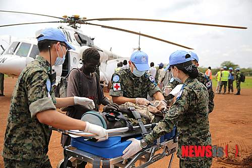 【서울=뉴시스】남수단에 PKO 파병중인 한빛부대가 지난 1일부터 본격적으로 남수단의 재건지원 및 민사작전에 돌입했다. 합찹은 8일~12일, 한빛부대 현장 활동 사진을 공개했다. 사진은 지난 14일 현지 부족간의 무력충돌로 발생한 응급환자에 대해 한빛부대 의무팀이 투입되어 응급처치를 실시하고 있다.&nbsp; 한빛부대는 3월1일 선발대를 시작으로 4월2일 본대가 최종 전개했고, 부대가 주둔하고 있는 종글레이주의 주요 도로에 대한 보수와 개선 작업, 공항 활주로와 헬기장 건설 및 보수, UN 기지 공병지원, 재건작전을 위한 물자 수송 등의 활동을 펼치고 있다. 그밖에 인도주의적 활동을 위해 고아원 등 취약계층에 대한 의료지원과 주거시설 보수, 친한화 활동도 병행하고 있다. 2013.07.21. (사진=합참 제공)&nbsp; photo@newsis.com