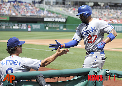 【워싱턴=AP/뉴시스】맷 켐프(29·LA 다저스)가 22일(한국시간) 워싱턴 DC 내셔널스파크에서 열린 2013미국프로야구(MLB) 워싱턴 내셔널스와의 원정경기에서 2회초 솔로 홈런을 날린 후 더그아웃에서 돈 매팅리 감독과 하이파이브를 하고 있다.