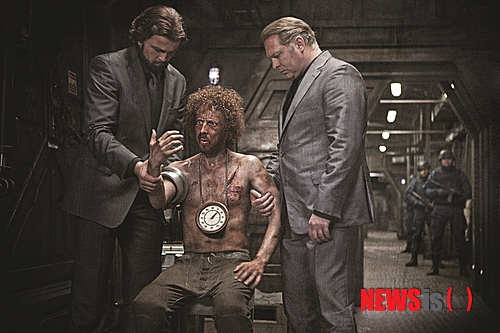 【서울=뉴시스】박영주 기자 = 봉준호(44) 감독의 할리우드 진출작 ‘설국열차’가 개봉 열흘 전부터 예매율 1위에 올랐다.&nbsp; 22일 영화진흥위원회 영화관입장권 통합전산망에 따르면 ‘설국열차’는 오전 11시15분 기준 실시간 예매율 19%로 1위를 기록했다. ‘레드: 더 레전드’(17.1%), ‘미스터 고’(9.1%)를 제쳤다.&nbsp; 개봉을 열흘이나 앞둔 영화가 예매율 정상을 밟은 것은 영진위 통합전산망 집계시스템이 생긴 이래 처음이다.&nbsp; 투자배급사 CJ엔터테인먼트는 “개봉 열흘 전 65개 극장 99개 스크린에 해당하는 예매만 오픈됐음에도 예매율 1위를 기록했다. 놀라운 성과”라고 밝혔다.&nbsp; ‘설국열차’는 새로운 빙하기, 인류 마지막 생존지역인 열차 안에서 억압에 시달리던 꼬리칸 사람들의 멈출 수 없는 반란을 담았다. 8월1일 개봉한다.&nbsp; gogogirl@newsis.com