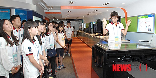 【대전=뉴시스】김양수 기자 = 22일 개막한 '2013 ETRI 발명캠프'에 참가한 학생들이 즐거운 표정으로 ETRI 시설체험을 하고 있다.&nbsp; 이날 개막한 발명캠프는 26일까지 4박5일간의 일정으로 진행되며 전국 과학고, 일반고, 특성화고 학생은 물론 외국인 학생 등 60명의 영재들이 참여했다.2013.7.22(사진=ETRI 제공)&nbsp; photo@newsis.com