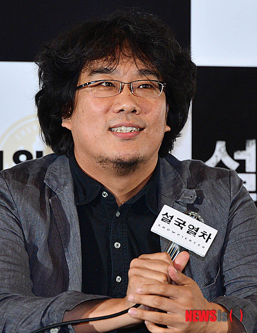 【서울=뉴시스】박문호 기자 = 봉준호 감독이 22일 오후 서울 성동구 행당동 CGV 왕십리점에서 영화 ‘설국열차(감독 봉준호)’ 언론 간담회에서 기자의 질문에 답변하고 있다.&nbsp; 2013.07.22&nbsp;&nbsp; go2@newsis.com 