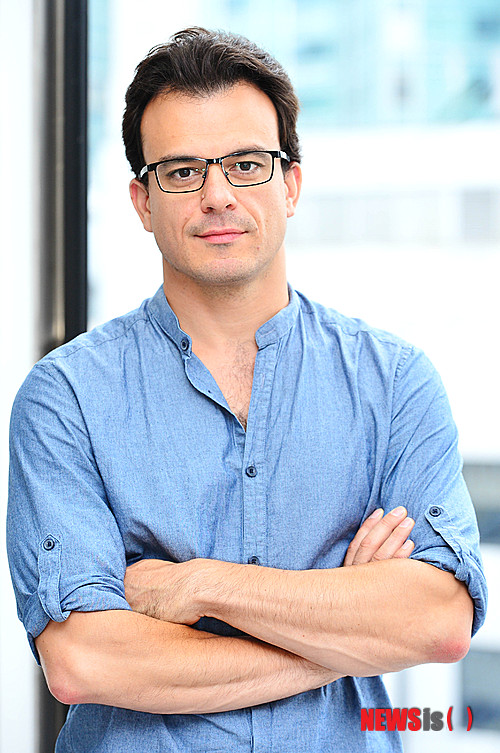 【서울=뉴시스】박문호 기자 = 영화 '페인리스'의 후안 카를로스 메디나 감독이 22일 오후 서울 여의도동 다우기술 본사에서 뉴시스와의 인터뷰에 앞서 포즈를 취하고 있다. 2013.07.22&nbsp; go2@newsis.com 