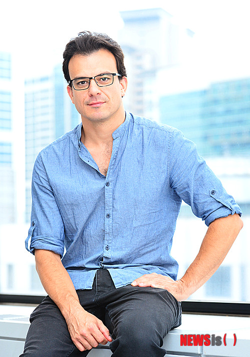 【서울=뉴시스】박문호 기자 = 영화 '페인리스'의 후안 카를로스 메디나 감독이 22일 오후 서울 여의도동 다우기술 본사에서 뉴시스와의 인터뷰에 앞서 포즈를 취하고 있다. 2013.07.22&nbsp; go2@newsis.com 