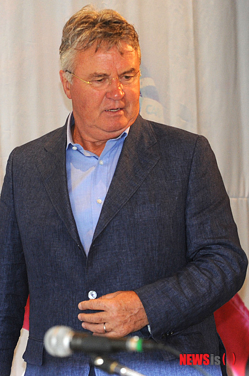 【서울=뉴시스】AP통신은 23일(한국시간) 러시아 프리미어리그 안지 마하치칼라를 이끌어 온 거스 히딩크(67) 감독이 사퇴했다고 보도했다. 사진은 지난해 7월4일 서울 용산구 그랜드하얏트호텔에서 열린 '2013평창동계스페셜올림픽 세계대회 거스 히딩크 홍보대사 위촉 기자회견'에서의 히딩크 감독 모습. (사진=뉴시스DB) 2012.7.4