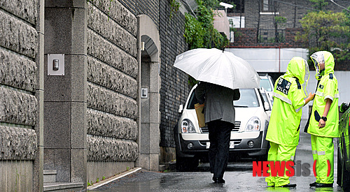 【서울=뉴시스】전두환 전 대통령 사저 경비근무 중인 경찰. 