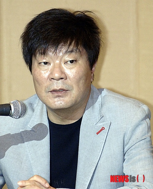 【서울=뉴시스】박영주 기자 = '여명의 눈동자' '모래시계' '태왕사신기' 등의 스타연출가 김종학(62) PD가 23일 오전 10시18분께 경기 성남시 분당구 야탑동의 고시텔에서 숨진 채 발견됐다.&nbsp; 당시 김 PD는 방안 침대 위에 누운 상태였고, 욕실에는 연탄불이 피워져 있었다. 외부 침입 흔적은 없었다. 4장 분량의 유서에는 "(가족들에게) 미안하다"는 내용이 담겨 있다. 경찰은 김 PD가 스스로 목숨을 끊은 것으로 보고 유족 등을 상대로 사망경위를 조사 중이다.&nbsp; 김 PD는 휘문고와 경희대 신문방송학과를 졸업한 뒤 1977년 MBC에 입사했다. 범죄추리극 '수사반장'(1981)으로 연출자로 데뷔했다. 이후 '광대가' '다산 정약용' '고산자 김정호' '조선 총독부' '동토의 왕국' '화천문' '남한산성' '선생님 선생님 우리 선생님' '우리 읍내' 등을 연출했고 '인간극장'으로 주목받았다.&nbsp; 태평양 전쟁 당시 우리 민족의 아픔을 담은 '여명의 눈동자'(1991)로 작품성을 인정받으며 드라마 PD의 대명사 격이 됐다. 최민수(51) 고현정(42) 박상원(54) 이정재(40) 등 스타들을 배출한 '모래시계'(1995)는 1970년대부터 1990년대까지 격동의 현대사와 5·18 광주민주화운동을 최초로 드라마에 녹여넣은 불후의 명작으로 회자되고 있다.&nbsp; '백야 3.98' '고스트' '대망' '태왕사신기' 등을 연속 히트하며 '미다스의 손'으로 권위를 뽐냈다.&nbsp; 1984년 '한국방송대상 연출상 '한국방송대상 작품상' '백상예술대상 연출상', 1992년 '한국방송대상 작품상' '백상예술대상 연출상', 1995년 '백상예술대상 작품상' '백상예술대상 연출상', 2003년 '백상예술대상 연출상' 'PD연합회 대상 작품상', 2006년 '경희언론문화인상', 2007년 MBC '연기대상 공로상'을 받았다.&nbsp; '여명의 눈동자'를 끝으로 MBC를 떠나 프리랜서 PD로 활약했으며 1998년 2월 김종학프로덕션을 설립, 제작자로도 성공했다. 2009년까지 대표이사로 재직하며 '아름다운 날들' '풀하우스' '해신' '하얀거탑' '베토벤 바이러스' 등으로 시청자들을 사로잡았다.&nbsp; 2010년 12월에는 제2회 서울문화예술대상 심사위원으로 후배 양성에도 힘을 쏟았다.&nbsp; 그러나 지난해 제작비 100억원을 들여 5년 만에 연출한 SBS TV 드라마 '신의'가 높은 시청률 확보에 실패하면서 배우 출연료와 스태프 임금 미지급 관련 소송에 휘말렸다. 배임 및 횡령 혐의로 검찰 조사를 받으며 출국금지되는 등 고통스러워했다.&nbsp; gogogirl@newsis.com