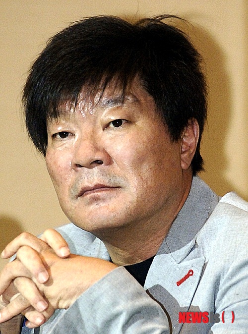 【서울=뉴시스】이재훈 기자 = '여명의 눈동자' '모래시계' '태왕사신기' 등의 스타연출가 김종학(62) PD가 23일 오전 10시18분께 경기 성남시 분당구 야탑동의 고시텔에서 숨진 채 발견됐다&nbsp; ◇학력·경력&nbsp; 1969 휘문고 졸업&nbsp; 1978 경희대학교 신문방송학 학사&nbsp;&nbsp; 1977 MBC 드라마 PD입사&nbsp; 1998 MBC 퇴사, 김종학프로덕션 설립&nbsp; 2007 퓨어나노텍 인수, 김종학프로덕션 코스닥 상장&nbsp; 2009 김종학프로덕션 대표이사 사임&nbsp; 2010 김종학프로덕션 증시 사명, 더 체인지로 바뀜&nbsp; 2011 더체인지, 회사 내 드라마제작사업부의 새 법인 이름을 '김종학프로덕션'으로 다시 결정. 김종학프로덕션, 소프트 업체 디지탈아리아와 합병&nbsp; ◇주요 연출작&nbsp; 1981 MBC 드라마 '수사반장' (데뷔작)&nbsp; 1982 MBC 드라마 '암행어사'&nbsp; 1985 MBC 드라마 '동토의 왕국'&nbsp; 1986 MBC 드라마 '인간시장'&nbsp; 1989 MBC 드라마 '황제를 위하여'&nbsp; 1991 MBC 드라마 '여명의 눈동자'&nbsp; 1995 SBS 드라마 '모래시계'&nbsp;&nbsp; 1998 SBS 드라마 '백야 3.98'&nbsp; 1999 SBS 드라마 '고스트'&nbsp; 2002 SBS 드라마 '대망'&nbsp; 2007 MBC 드라마 '태왕사신기'&nbsp; 2012 SBS 드라마 '신의'&nbsp; ◇주요 제작극&nbsp; 2001 SBS 드라마 '아름다운 날들'&nbsp; 2002 SBS 드라마 '유리구두'&nbsp; 2004 SBS 드라마 '햇빛 쏟아지다', KBS 드라마 '풀하우스'&nbsp; 2005 MBC 드라마 '슬픈연가', SBS 드라마 '패션 70's'&nbsp; 2007 MBC 드라마 '하얀 거탑'&nbsp; 2008 MBC 드라마 '베토벤 바이러스'&nbsp; ◇주요 서훈&nbsp; 1984 '한국방송대상 연출상 '한국방송대상 작품상' '백상예술대상 연출상'&nbsp; 1992 '한국방송대상 작품상' '백상예술대상 연출상',&nbsp; 1995 '백상예술대상 작품상' '백상예술대상 연출상'&nbsp; 2003 '백상예술대상 연출상' 'PD연합회 대상 작품상'&nbsp; 2006 '경희언론문화인상',&nbsp; 2007 MBC '연기대상 공로상'&nbsp; 2010 '제2회 서울문화예술대상 심사위원'&nbsp; realpaper7@newsis.com 