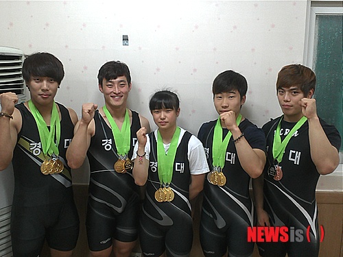 【창원=뉴시스】강경국 기자 = 경남대학교 역도부 선수들이 22일 강원도 양구 용화체육관에서 막을 내린 제13회 전국대학생역도선수권대회에서 금메달 10개를 획득하고 기념촬영을 하고 있다. 2013.07.23. (사진=경남대학교 제공)&nbsp; kgkang@newsis.com