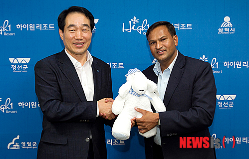 【정선=뉴시스】홍춘봉 기자 = 강원 정선군 하이원리조트 최흥집 대표는 23일 네팔 하이원 호프 빌리지 프로젝트 지역책임자인 이쉬르 라즈 파우델씨에게 기념품을 전달하고 있다.2013.07.23.(사진=하이원리조트 제공)&nbsp; photo@newsis.com 
