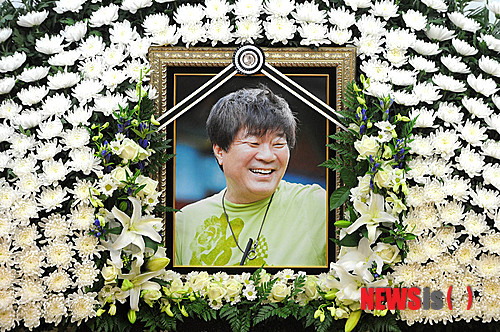 【서울=뉴시스】사진공동취재단 = 故 김종학 PD의 빈소가 23일 오후 서울 풍납동 아산병원에 마련됐다. 2013.07.23&nbsp;&nbsp; photo@newsis.com&nbsp; 