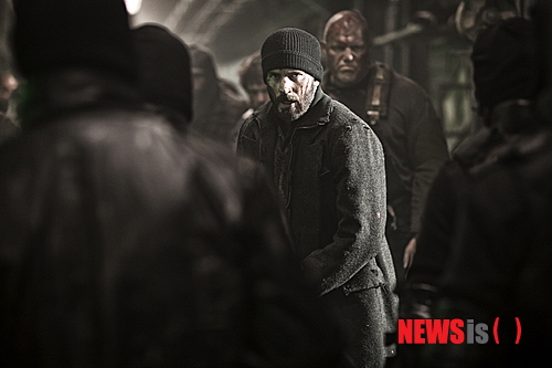 【서울=뉴시스】박영주 기자 = 2004년 겨울 봉준호(44) 감독이 들른 만화방에게 감사인사를 먼저 전한다. 그곳에 프랑스 만화 '설국열차'가 없었다면 이처럼 놀라운 결과물을 만날 수 없었을 지도 모르니 말이다.&nbsp; gogogirl@newsis.com