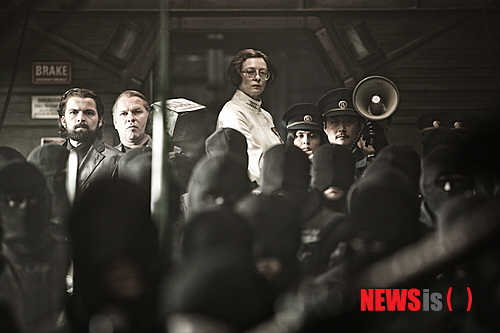 【서울=뉴시스】박영주 기자 = 2004년 겨울 봉준호(44) 감독이 들른 만화방에게 감사인사를 먼저 전한다. 그곳에 프랑스 만화 '설국열차'가 없었다면 이처럼 놀라운 결과물을 만날 수 없었을 지도 모르니 말이다.&nbsp; gogogirl@newsis.com