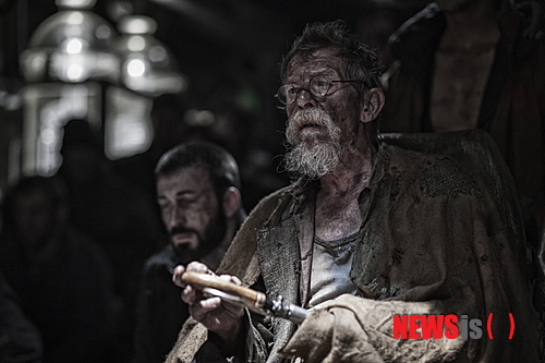 【서울=뉴시스】박영주 기자 = 2004년 겨울 봉준호(44) 감독이 들른 만화방에게 감사인사를 먼저 전한다. 그곳에 프랑스 만화 '설국열차'가 없었다면 이처럼 놀라운 결과물을 만날 수 없었을 지도 모르니 말이다.&nbsp; gogogirl@newsis.com