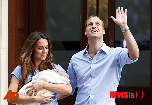【런던=AP/뉴시스】 23일(현지시간) 영국의 윌리엄 왕세손이 아들을 안고 있는 케이트 미들턴 세손비 옆에서 손을 흔들어 인사하고 있다. 전날 미들턴은 이 병원에서 이 아기를 출산했고, 이 아기는 할아버지인 찰스 왕세자와 아버지인 윌리엄 왕세손에 이어 욍위 계승 서열 3위에 오르게 된다. 2013.07.24