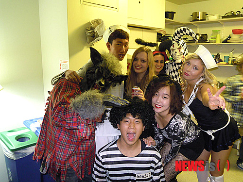 【뉴욕=뉴시스】노창현 특파원 = 한국 유학생들이 가장 많이 공부하는 뉴욕에서 64개 캠퍼스에 43만명의 학생을 보유한 뉴욕주립대(SUNY)는 비교적 저렴한 학비에 다양한 과목을 수강할 수 있어 교환학생들에게 인기가 높다. SUNY 스토니브룩에서 지난 1년간 교환학생으로 공부한 동국대 법학과 3학년 조은주(22) 양은 “학교에서 다양한 문화생활을 즐기고 세계 각지에서 온 많은 친구들과 인적 네트워크도 만드는 등 소중한 경험을 했다”고 말했다. 사진은 할로윈파티의 즐거운 한때. 2013.07.23.&nbsp;&nbsp; robin@newsis.com&nbsp;&nbsp; 