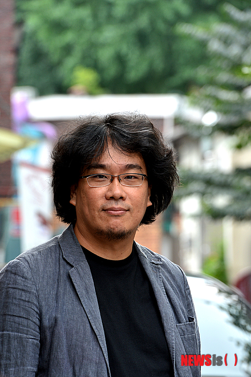 【서울=뉴시스】김영욱 기자 = 영화 '설국열차'의 봉준호 감독이 24일 서울 삼청동에서 인터뷰에 앞서 포즈를 취하고 있다. '설국열차'는 새로운 빙하기, 인류 최후의 생존지역이 된 열차를 배경으로 온갖 학대와 불평등한 대우를 받던 꼬리칸 사람들이 '인간다운 삶'을 위해 머리칸 성스러운 엔진을 점거하기 위해 앞으로 나아가는 이야기를 그린 영화다. 2013.07.24.&nbsp; mirage@newsis.com