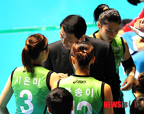 【서울=뉴시스】이선구 감독이 이끄는 GS칼텍스가 24일 경기 안산시 안산상록수체육관에서 열린 2013 안산·우리카드컵 프로배구대회 여자부 A조 흥국생명과의 두 번째 경기에서 3-1(25-15 22-25 25-21 25-22)로 이겼다. 사진은 지난해 12월13일 2011~2012 NH농협 V-리그 여자부 IBK기업은행전에서의 이선구 감독 모습.(사진=뉴시스DB) 2012.12.13 