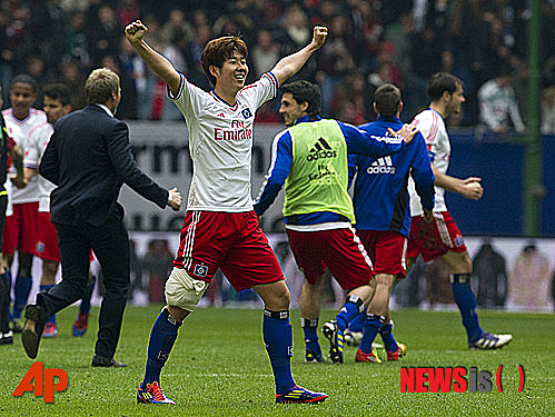 【함부르크=AP/뉴시스】독일 분데스리가 바이엘 레버쿠젠의 사미 히피아 감독이 손흥민(21)을 극찬했다. 사진은 지난해 4월14일 함부르크와 하노버와의 경기에서 선제 결승골을 터뜨린 손흥민의 세러모니 모습. (사진 = 뉴시스DB) 