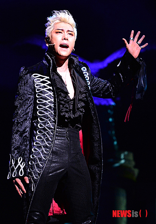 【서울=뉴시스】조종원 기자 = 25일 오후 서울 서초구 예술의전당 오페라극장에서 열린 뮤지컬 '엘리자벳' 프레스콜에서 가수 박효신이 열연하고 있다.&nbsp; 뮤지컬 '엘리자벳'은 오스트리아를 대표하는 가장 아름다운 황후 엘리자벳의 일생을 그린 뮤지컬로 드라마틱한 그녀의 일대기에 판타지적인 요소인 죽음(Tod)이라는 캐릭터를 추가한 작품이다. 2013.07.25.&nbsp; choswat@newsis.com