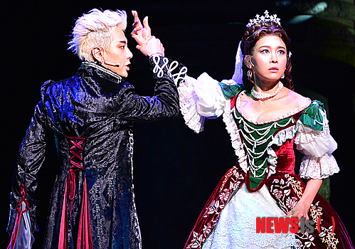 【서울=뉴시스】조종원 기자 = 25일 오후 서울 서초구 예술의전당 오페라극장에서 열린 뮤지컬 '엘리자벳' 프레스콜에서 배우 옥주현과 가수 박효신이 열연하고 있다.&nbsp; 뮤지컬 '엘리자벳'은 오스트리아를 대표하는 가장 아름다운 황후 엘리자벳의 일생을 그린 뮤지컬로 드라마틱한 그녀의 일대기에 판타지적인 요소인 죽음(Tod)이라는 캐릭터를 추가한 작품이다. 2013.07.25.&nbsp; choswat@newsis.com